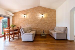 Rifinita villa con giardino curato e piantumato
