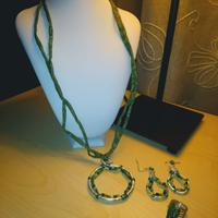 collana, con orecchini e anello