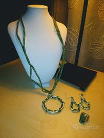 collana, con orecchini e anello