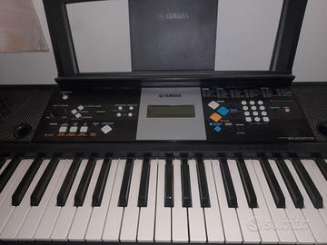 Pianola Yamaha YPT 220 con base d'appoggio 