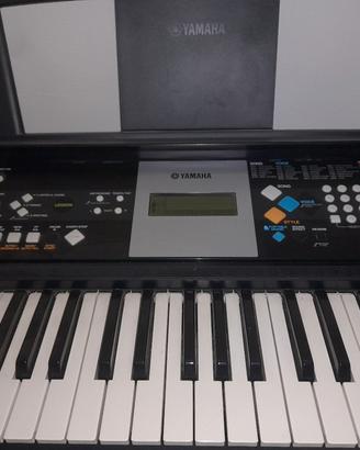 Pianola Yamaha YPT 220 con base d'appoggio 