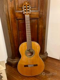 Chitarra classica con custodia inclusa