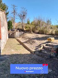 CASA RURALE CIRCONDATA DA GIARDINO