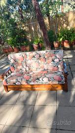 n. 2 divani  letto con struttura in legno a vista