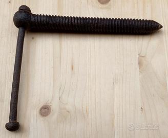 Antico braccio di una morsa