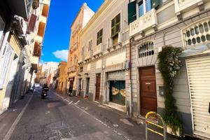 Ribassato ampio locale con spazio esterno