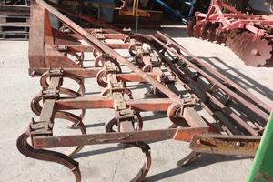 Estirpatore a molle con rullo vibrocoltivatore