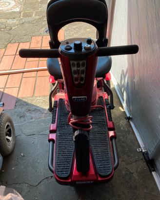 Sedia a rotelle elettrica pieghevole