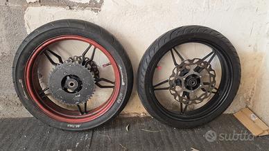 coppia cerchi moto con pneumatici