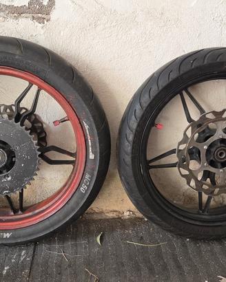 coppia cerchi moto con pneumatici