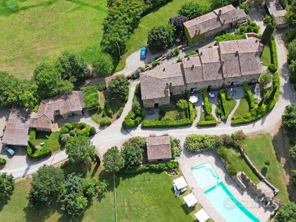 Rustico / Casale di 1255 m² con box auto a Sinalun - Altro