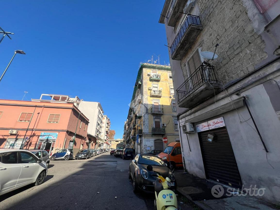 NEGOZIO A NAPOLI - Vista 3