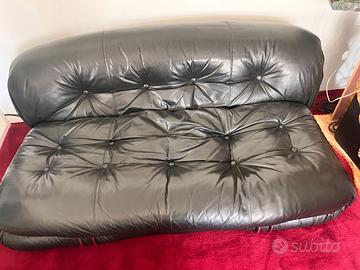 Cassina Soriana Tobia e Afra Scarpa. pelle nera.