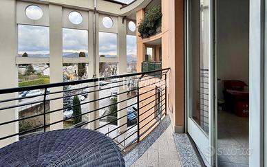 LUMINOSO BILOCALE CON BALCONE E BOX A CASATENOVO