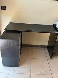 Scrivania moderna angolare con cassettiera