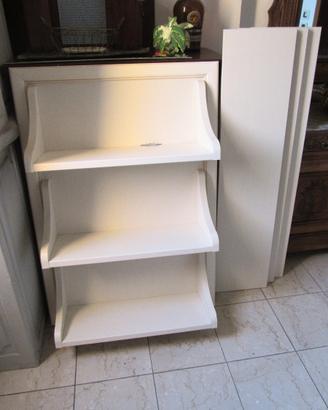 Libreria, in finitura laccata anticato bianco