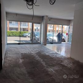 Locale commerciale vetrinato di circa 100mq