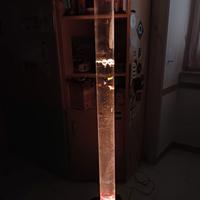 Lampada con acqua e pesci finti