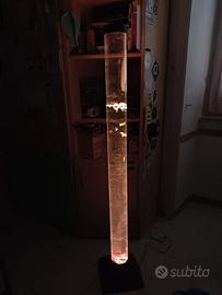 Lampada con acqua e pesci finti