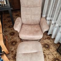 Poltrona beige con poggiapiedi