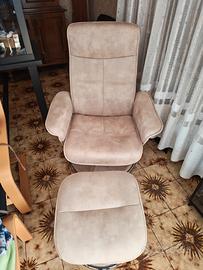 Poltrona beige con poggiapiedi