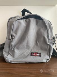 Zaino Eastpak di colore grigio
