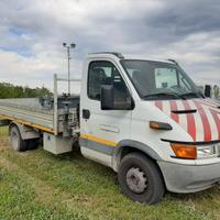 Daily 65 con gru . 32qli di portata patente C