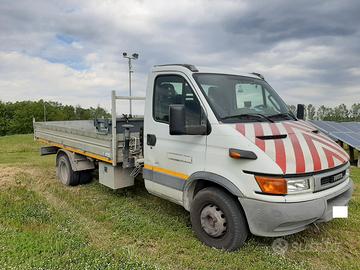 Daily 65 con gru . 32qli di portata patente C