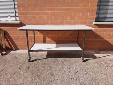 Tavolo con ruote cm.190x75x90h.