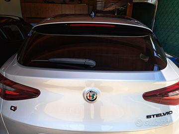 Auto Stelvio Veloce