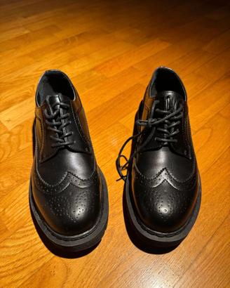 Scarpe Bata Nera con lacci
