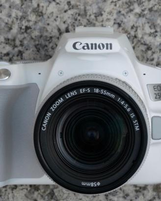 Fotocamera canon eos 250 D  bianca