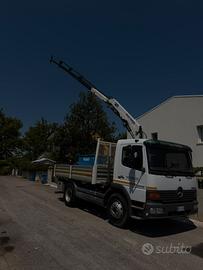 Camion ribaltabile con gru