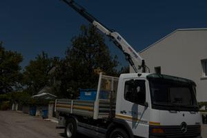 Camion ribaltabile con gru