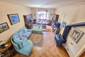 Casa indipendente di 355 m² con più di 5 locali e 