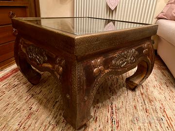 Tavolino in legno lavorato a mano