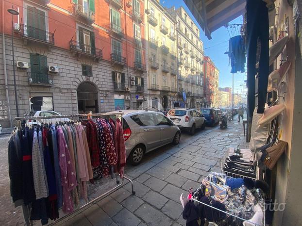 NEGOZIO A NAPOLI