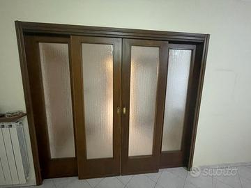 Porta scorrevole in legno e vetro