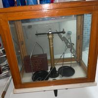 Bilancia di precisione vecchia da farmacia