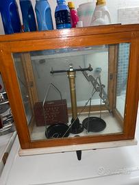 Bilancia di precisione vecchia da farmacia