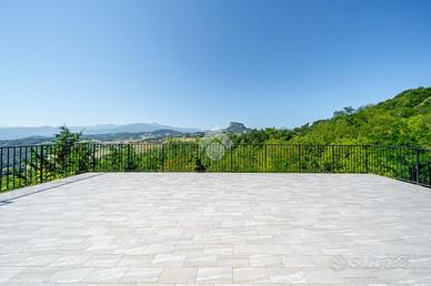 VILLA SINGOLA A CASTELNOVO NE' MONTI