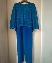 Tuta elegante sartoriale blu con blusa pizzo