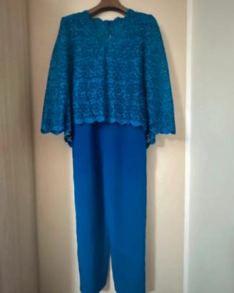 Tuta elegante sartoriale blu con blusa pizzo