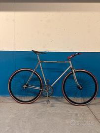Bicicletta a scatto fisso artigianale