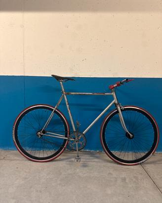Bicicletta a scatto fisso artigianale
