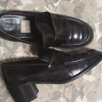 scarpa di pelle nera con tacco largo 