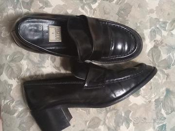 scarpa di pelle nera con tacco largo 