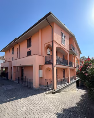 Trilocale con terrazzo, due porticati, due bagni