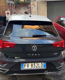 T ROC bicolore grigio scuro e bianco.