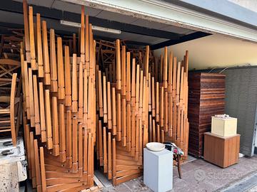 Sedie e tavoli rustici in legno